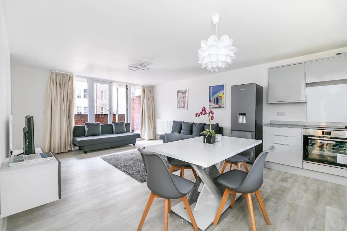 Kensington Gardens 2 Bedroom Flat With A Balcony